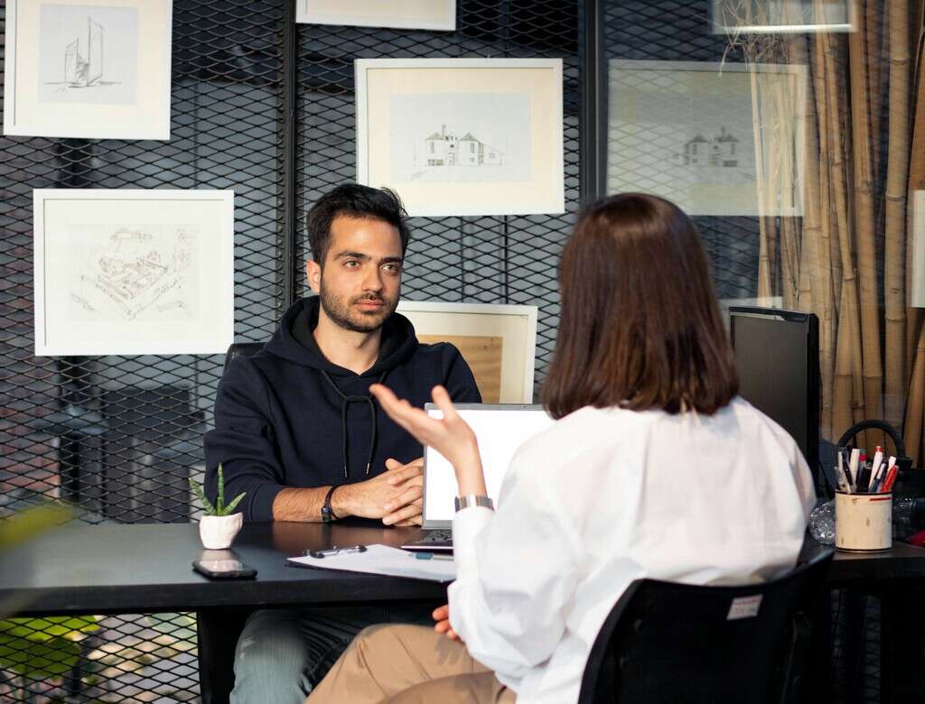 Buscaba trabajo y un CEO le dijo que era el candidato perfecto. Tras 5 minutos de entrevista le dijo que prefería alguien más joven 