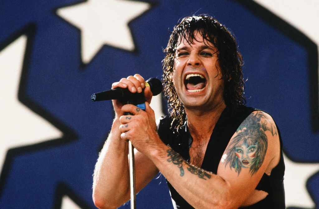 Ozzy Osborne inspiró una de las escenas más grotescas en esta película de Netflix. Lo peor, sí lo hizo en la vida real 