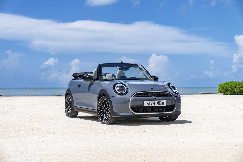 El nuevo MINI Cooper Convertible estrena hasta 204 caballos de potencia y capota plegable que abre en 18 segundos