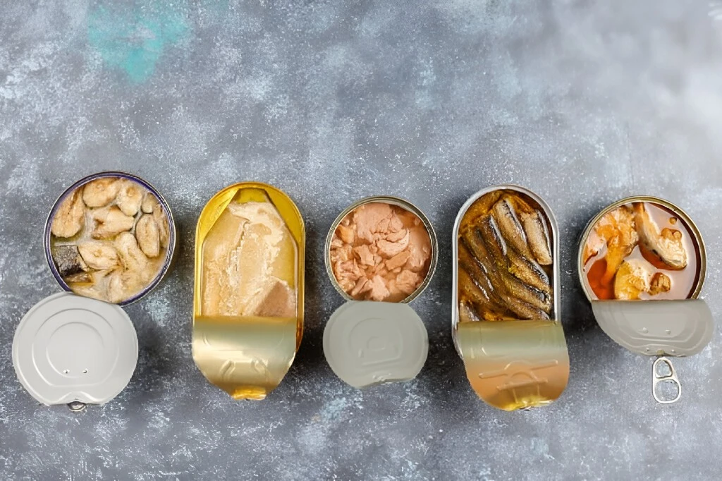 Abrieron una lata de salmón que caducó hace 50 años y descubrieron algo increíble: 