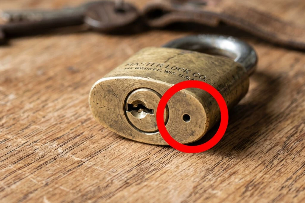 Seguro hay pocos que lo saben: cuál es la función del agujerito del candado 