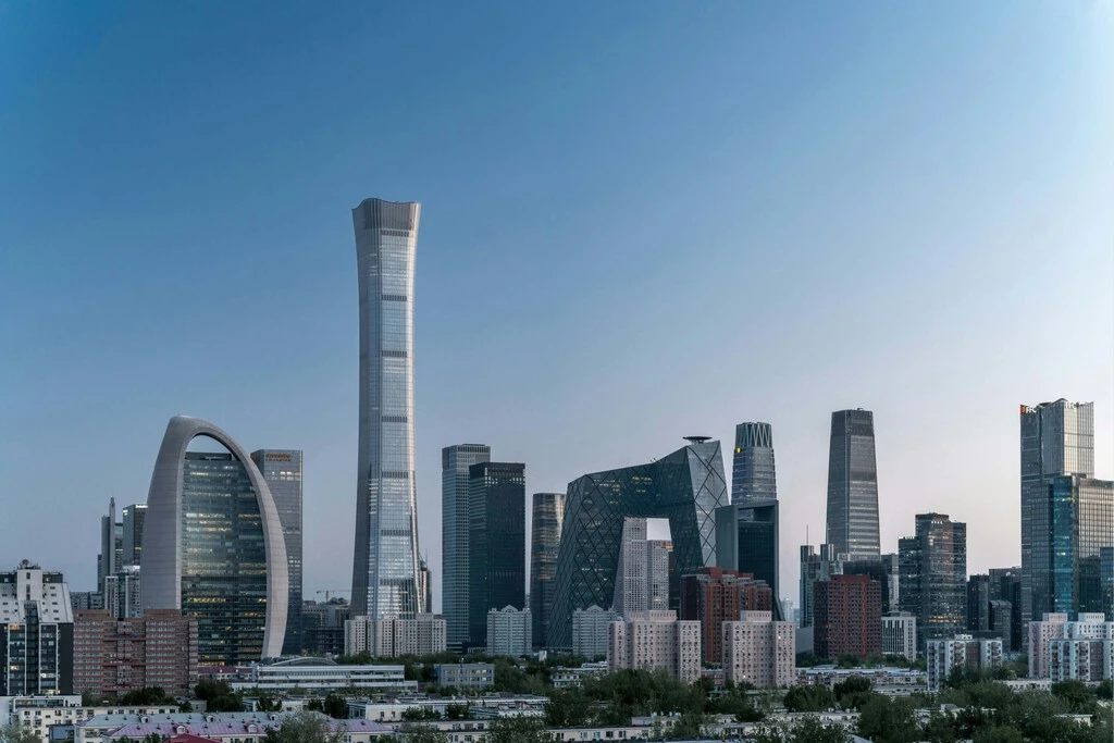 Los rascacielos tan gigantes de China han creado una nueva profesión: los repartidores que llevan la comida a las últimas plantas  