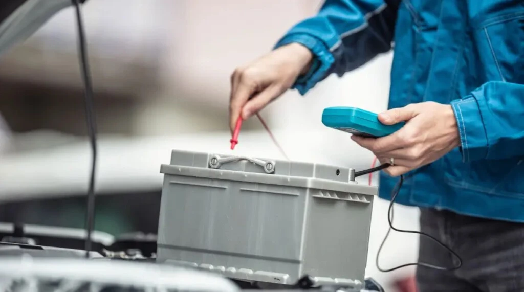 Hacer este sencillo mantenimiento puede mejorar la batería de tu auto y solo necesitas este elemento 