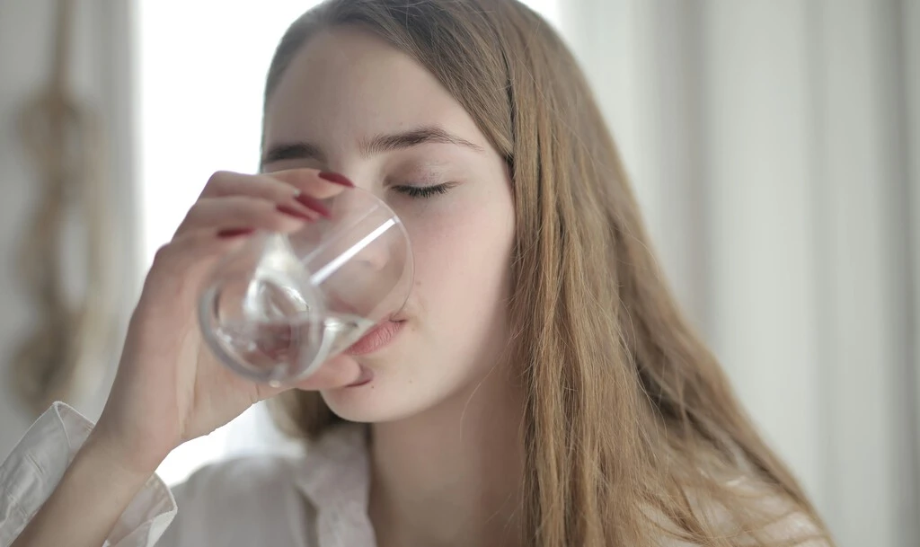 Cuánta agua debes tomar al día según los expertos, y por qué los ocho vasos no siempre son la mejor medida  