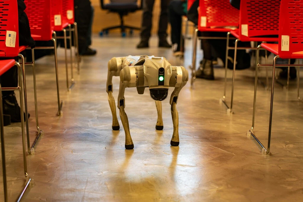 Zacatecas estrena un perro robot que tiene montado un rifle: puede ser activado a distancia y busca defenderse del crimen organizado 