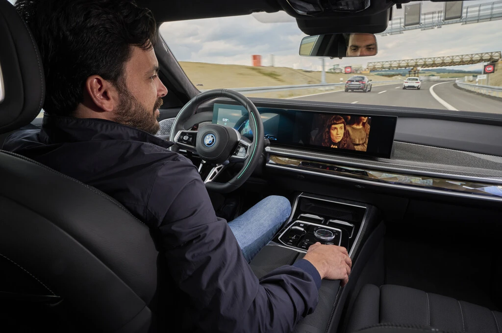 BMW quiere que manejes sin manos mientras ves Netflix en tu auto: su nuevo sistema autónomo ya lo hace posible 