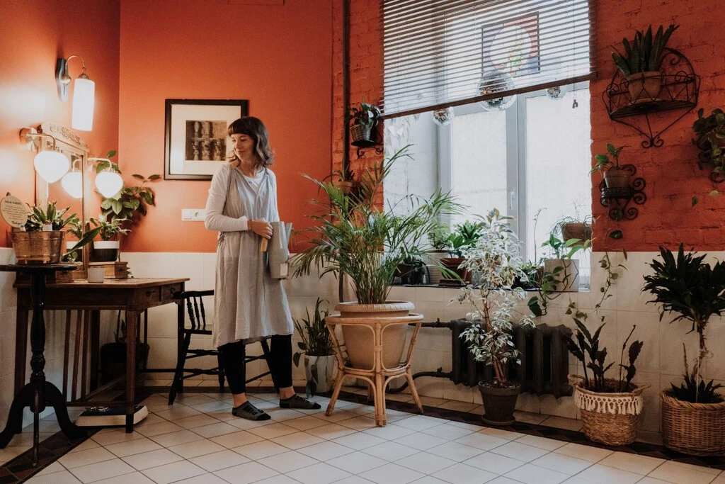 La pregunta no es qué significa tener plantas dentro de casa, sino qué efectos psicológicos tienen, según la ciencia  