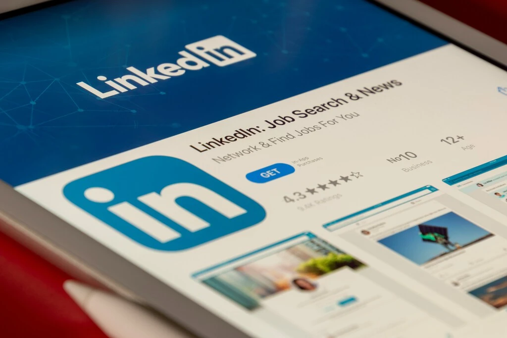 Microsoft enseñó orgullosa cómo usar la IA en LinkedIn. Es la fórmula ideal para que todo se llene de contenido irrelevante 