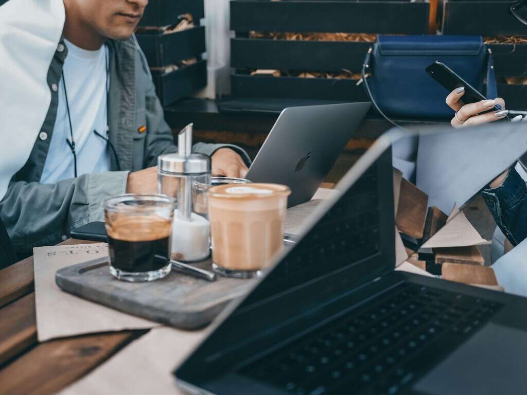 Hay cafeterías en España que prohíben a sus clientes teletrabajar: ¿es legal esta decisión? 