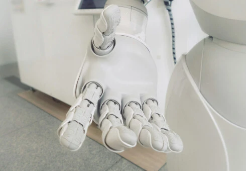 Un ayuntamiento contrató a un robot como funcionario. Se acabó tirando por las escaleras, tras un año haciendo sus tareas 
