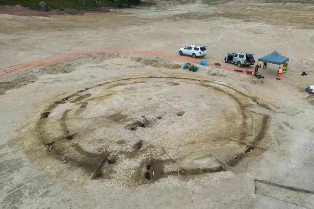 Arqueólogos creyeron haber encontrado la pieza de una maquinaria agrícola antigua. Resultó ser la llanta de carruaje de la Edad de Hierro 