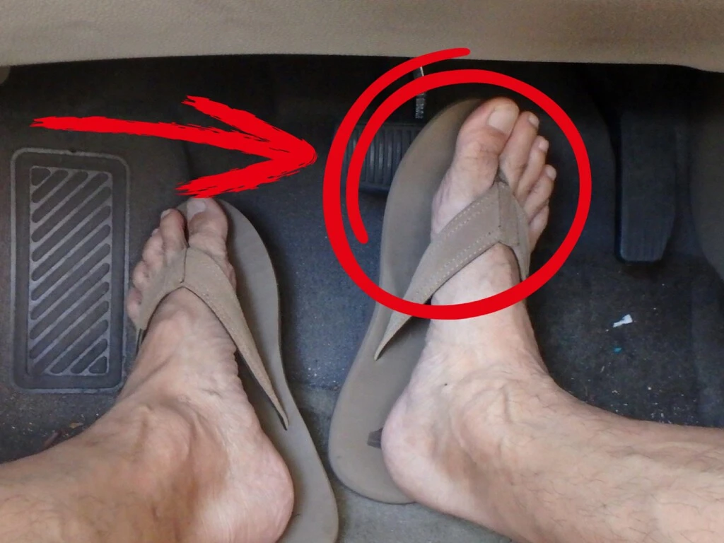 Manejar con chanclas o descalzo podría meterte en problemas en México: esto dice la ley 