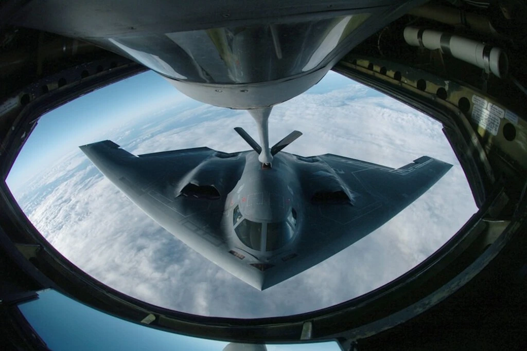 Los bombarderos B-2 contra Irán no se veían, pero los repostajes los 'delataron': cómo FlightRadar dejó intuir el ataque de EEUU 