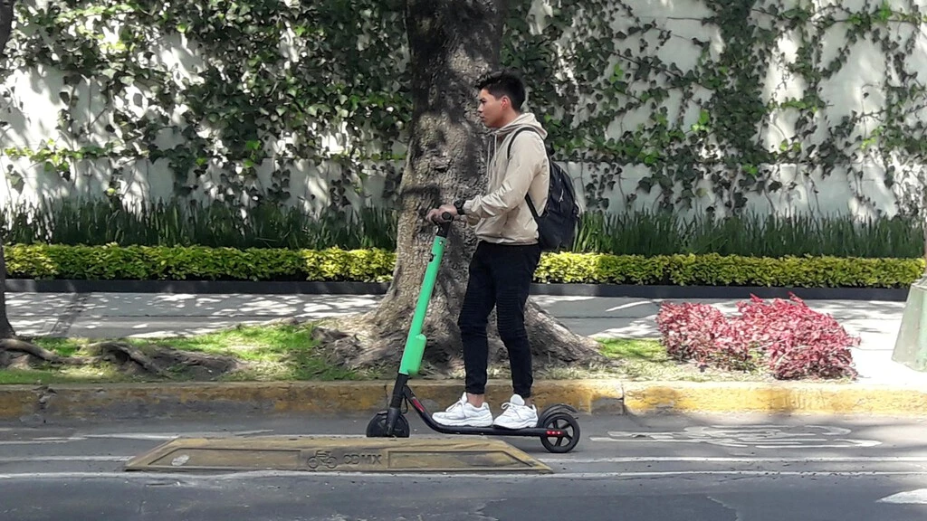 CDMX quiere poner una nueva condición para motos, scooters y bicis eléctricas: demostrar que sabes manejarlas 