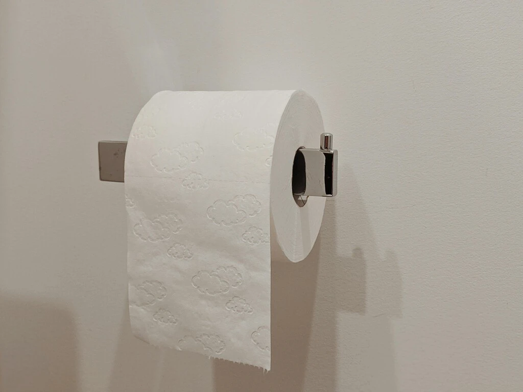 Sí existe una forma correcta para colocar el rollo de papel en el baño y una patente lo confirmó desde 1891  