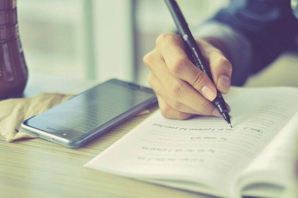 Cada vez hay más flexibilidad para usar el móvil en clase, pero la AEPD advierte: 