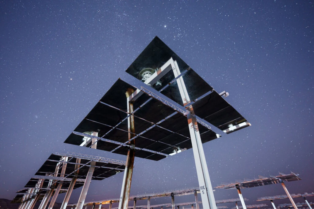 Las plantas termosolares tienen dos nuevos trabajos que no pidieron: generar energía por la mañana y cazar asteroides en la noche 