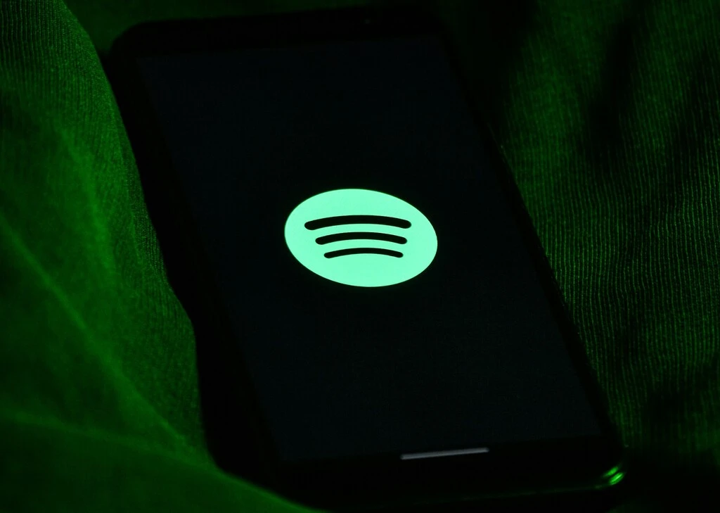 Spotify da una buena noticia a sus usuarios gratuitos en móvil: ahora podrás elegir qué canción escuchar, aunque hay un 