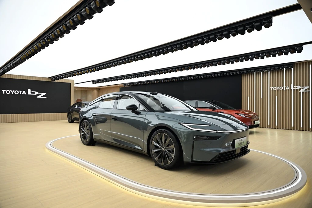Toyota bZ7: el sedán eléctrico que une a Japón y China para desafiar a Tesla