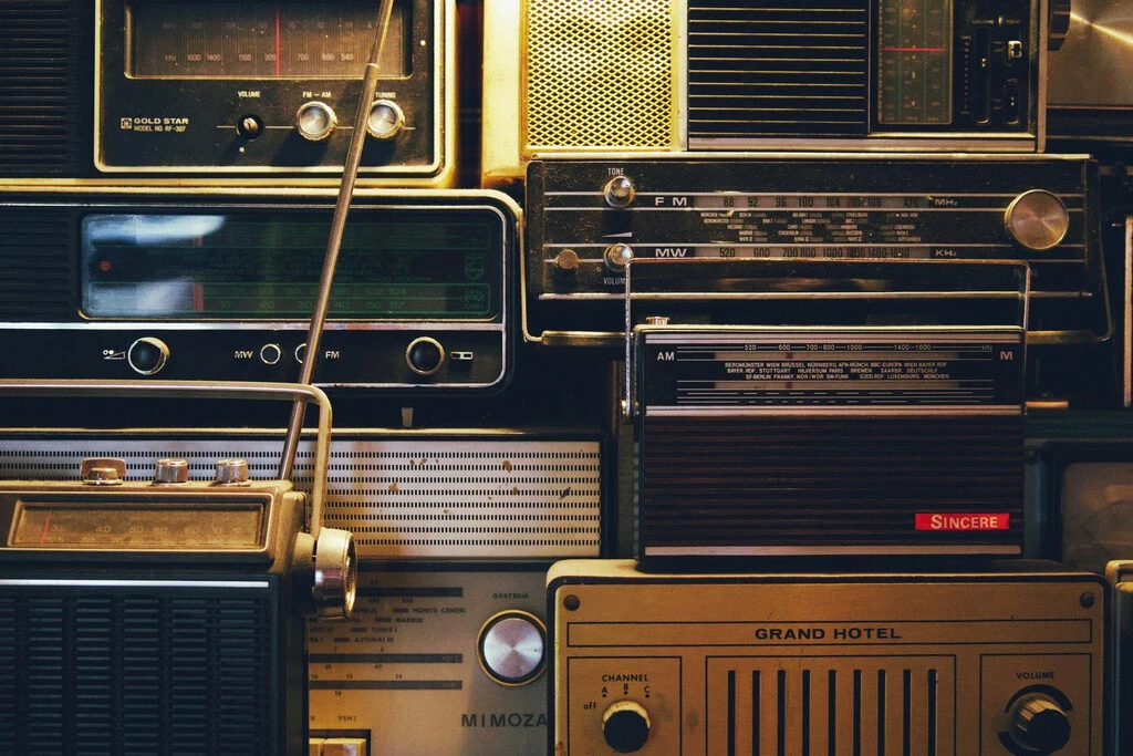 Sin WhatsApp ni Internet, la radio salvó el apagón. Si buscas una, lo mejor es esperar: los precios se han disparado en Internet 