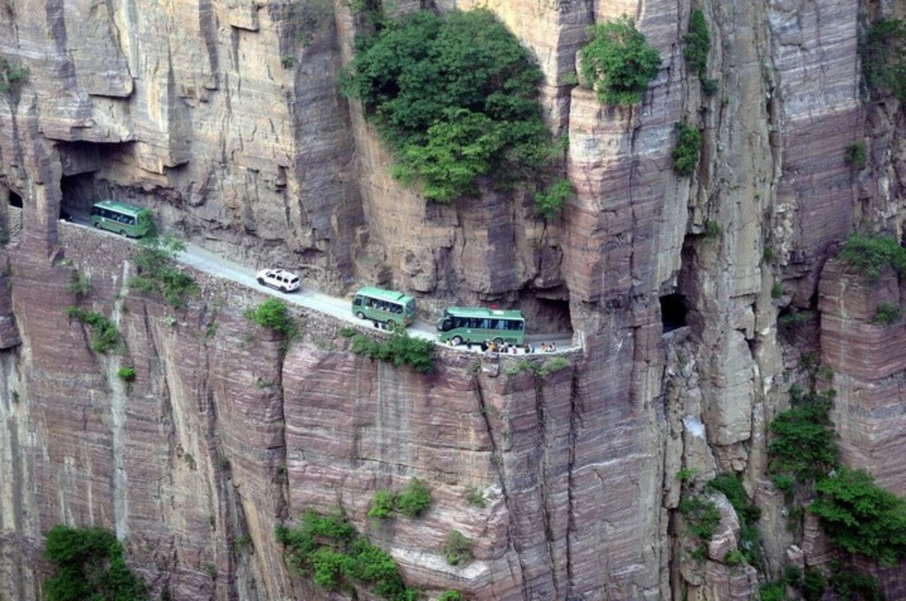 Trece jóvenes en China cavaron a mano un túnel durante 5 años: atravesaron un acantilado vertical