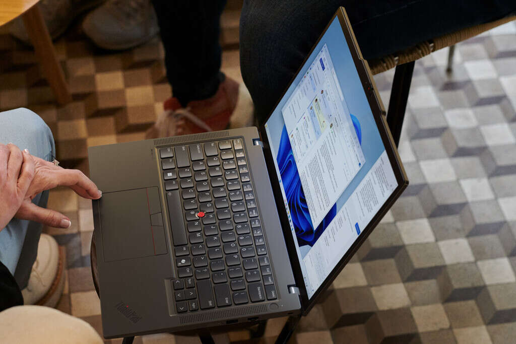 Lenovo presenta sus nuevas laptops para negocios, con IA, mejores pantallas, y más fáciles de reparar 