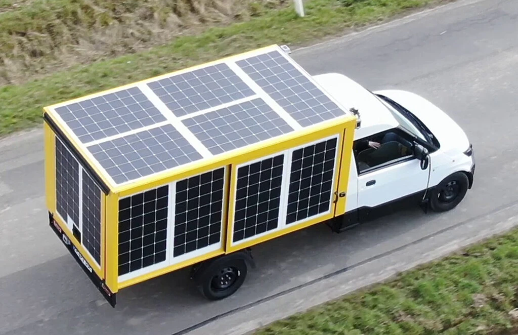 Esta camioneta tiene paneles solares en toda su caja y ha estado cuatro meses paseando en Europa: suena tan bien que todos tienen dudas 