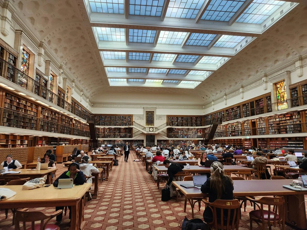 Tener contrato indefinido a tiempo completo poco después de graduarse en España es posible, a pesar de todo. Solo con algunos estudios 