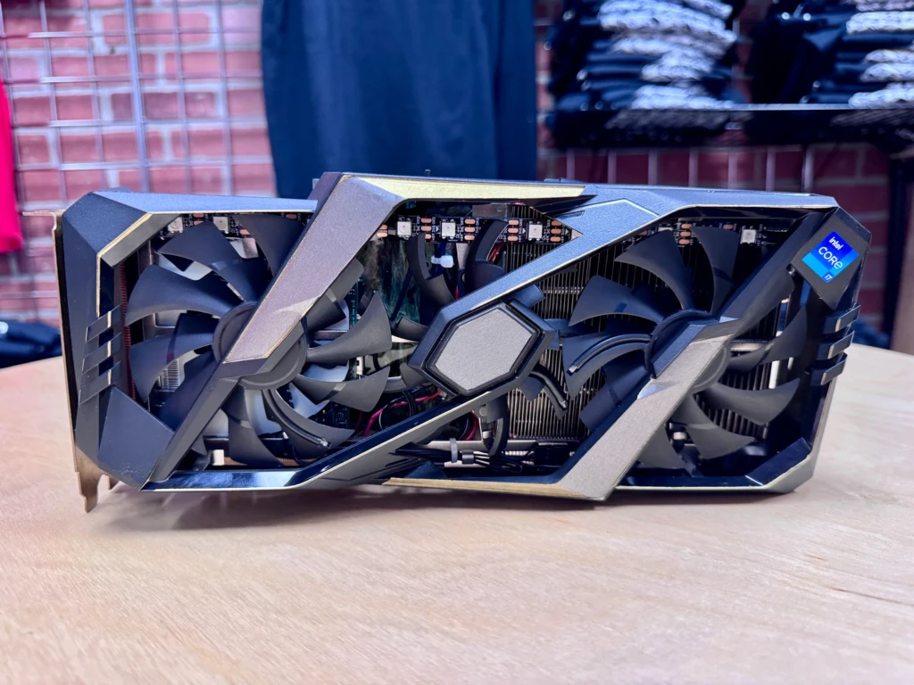 Esto que ves no es una tarjeta gráfica, pero casi. Alguien ha metido un PC entero dentro de una carcasa de GPU y la idea no es loca 
