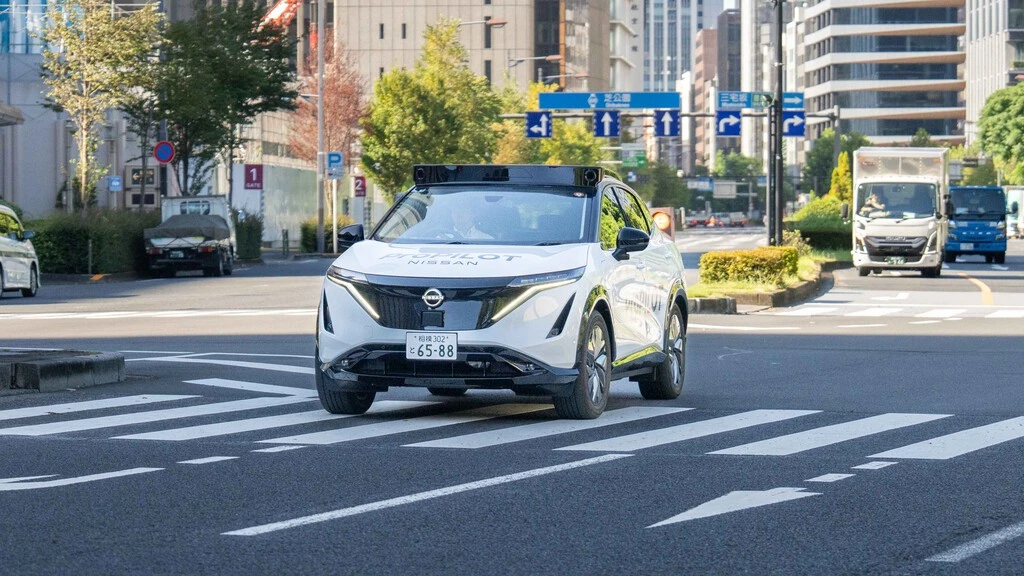 Nissan quiere competir contra Tesla: ya prepara un ProPilot avanzado para hacer que sus autos tengan conducción autónoma 