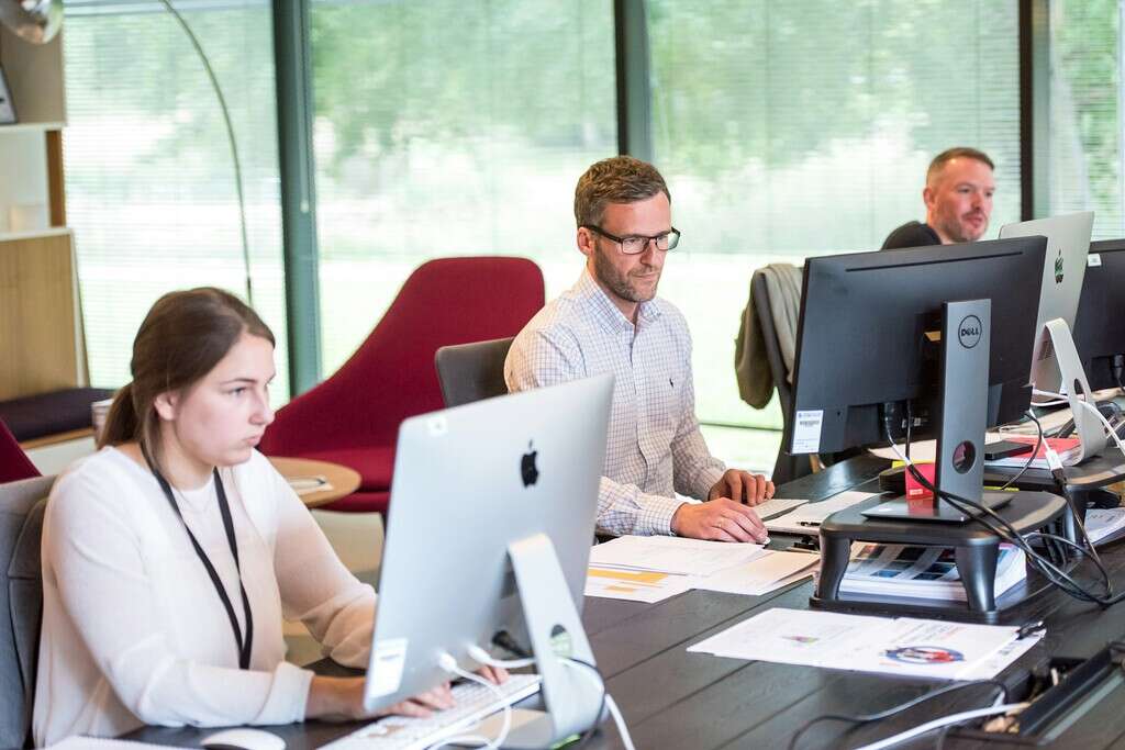 Las personas más felices en el trabajo siguen la regla de los tres metros, según un experto en bienestar 