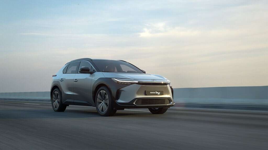 Toyota da un giro en la carrera hacia la electrificación: dejará de producir hasta 300 mil autos pese al apoyo financiero de Japón 