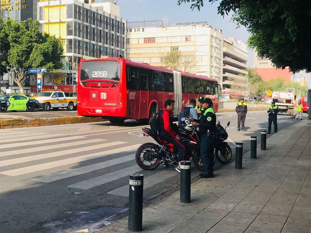 Usar el carril del Metrobús merece una infracción y este es el costo de la multa 