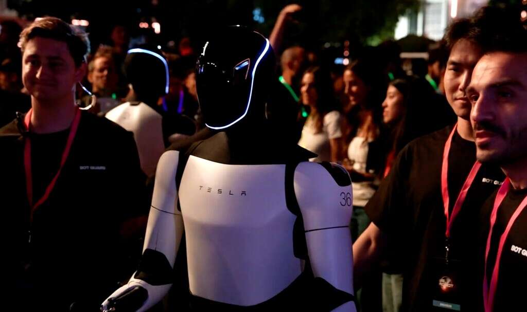 Tesla nos enseñó el futuro en su evento con Optimus. Ahora hay muchas dudas sobre el funcionamiento del robot y su IA 