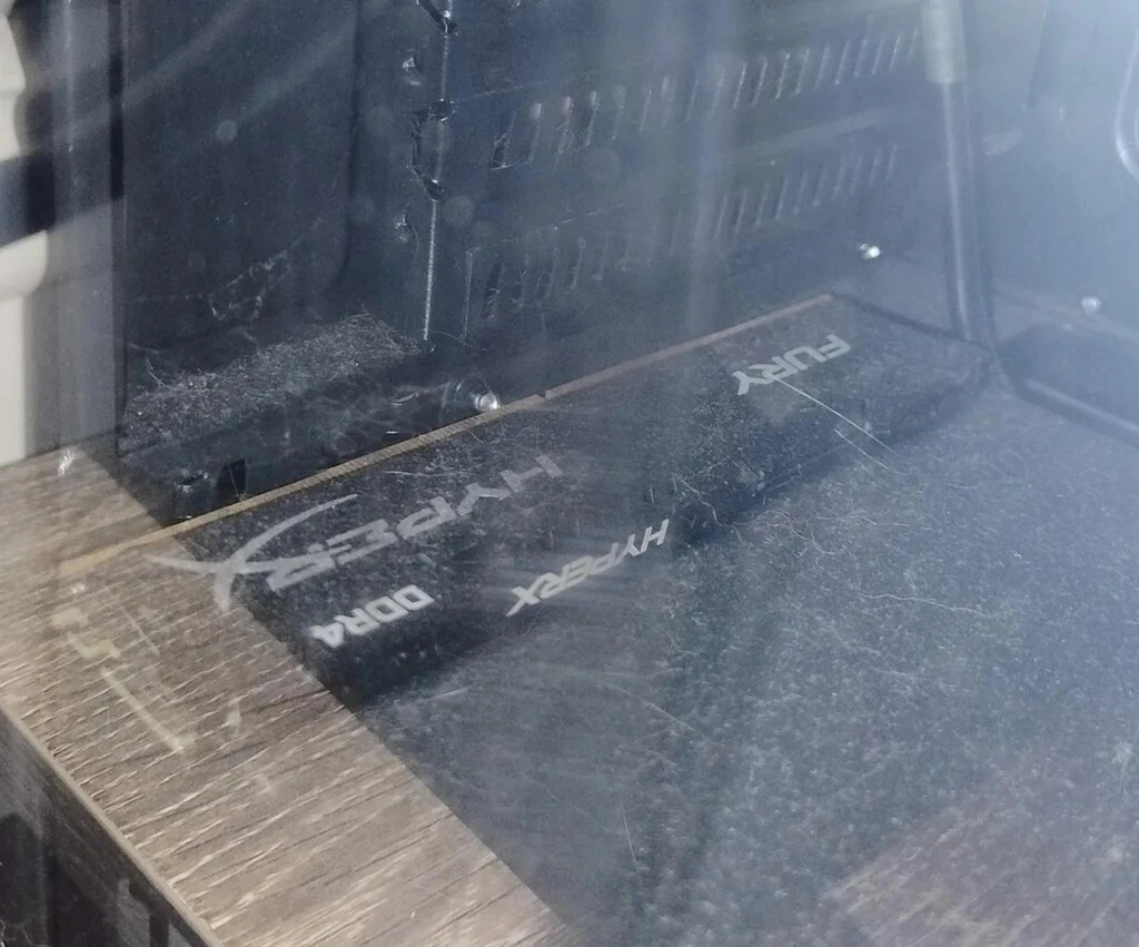 Un gamer se pregunta durante dos años por qué su PC apenas tiene RAM: descubre una segunda memoria suelta al limpiar el polvo 