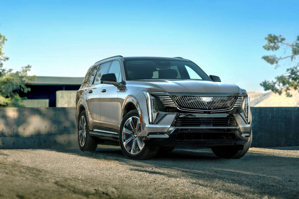 Cadillac Escalade IQL 2026: 740 kilómetros de autonomía, 750 HP e interior que se transforma en oficina para viajar como en clase ejecutiva 