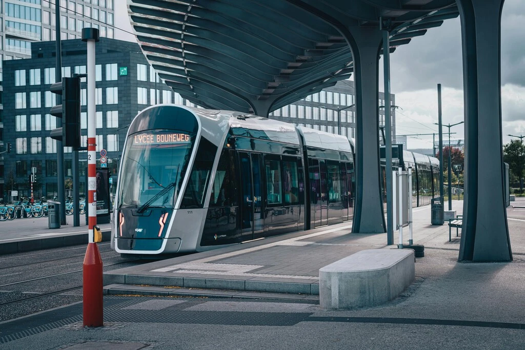 Es uno de los países con más ricos del mundo y donde el trasporte público es completamente gratuito  