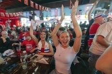What the Puck: Cup vibes flow at Brasserie des Rapides as Canadiens swamp Hurricanes