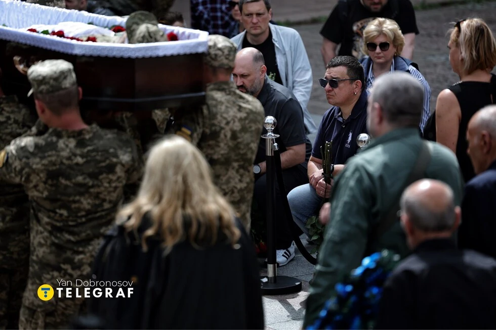 В Києві попрощалися з ведучим та військовослужбовцем Максом Неліпою, який загинув на фронті. Фото