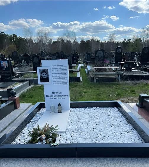 Ексдружина Павліка показала могилу їх сина за п'ять років після смерті