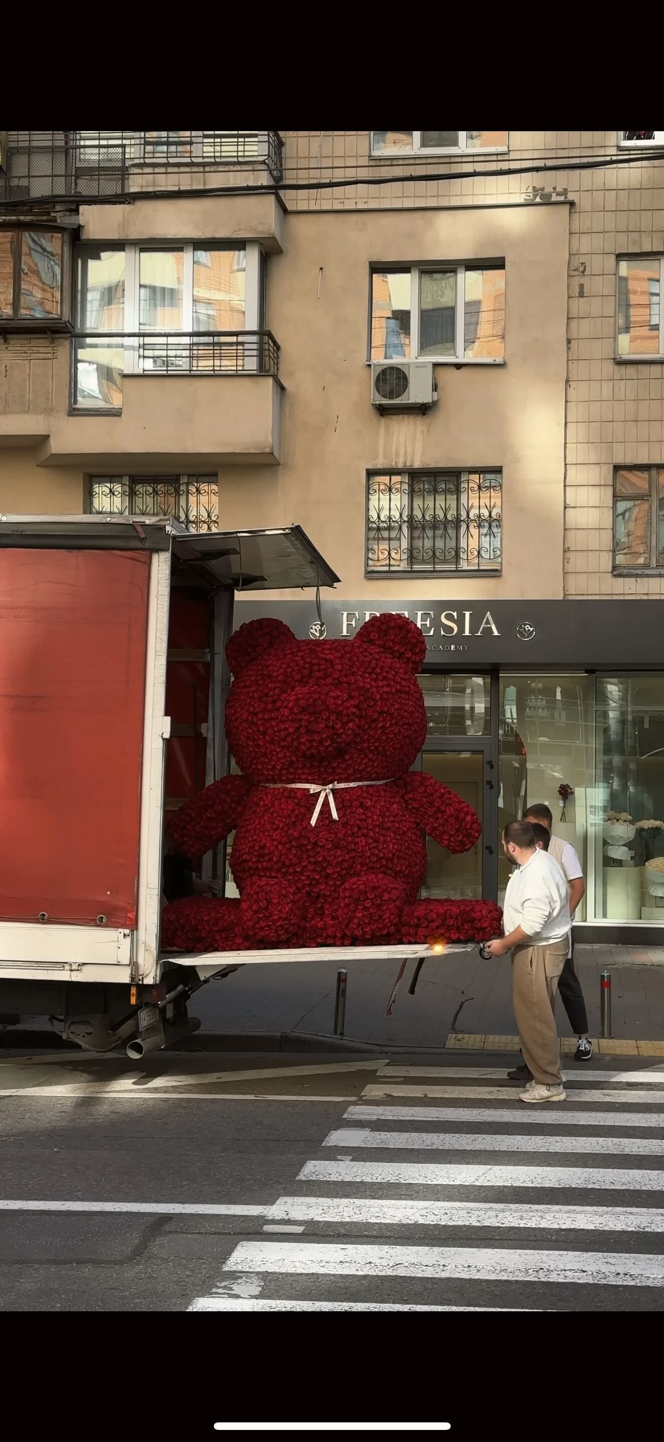 Скандал навколо букету за 536 тис. грн – до чого тут нардеп і чи варто лягати до нього в ліжко?