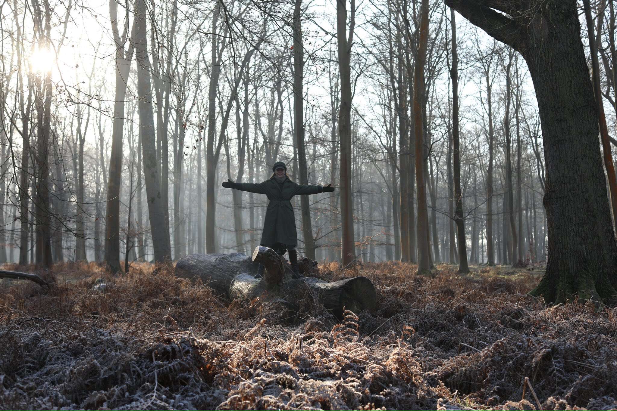 Молодший син принцеси Уельської сфотографував матір на прогулянці у зимовому лісі. Фото