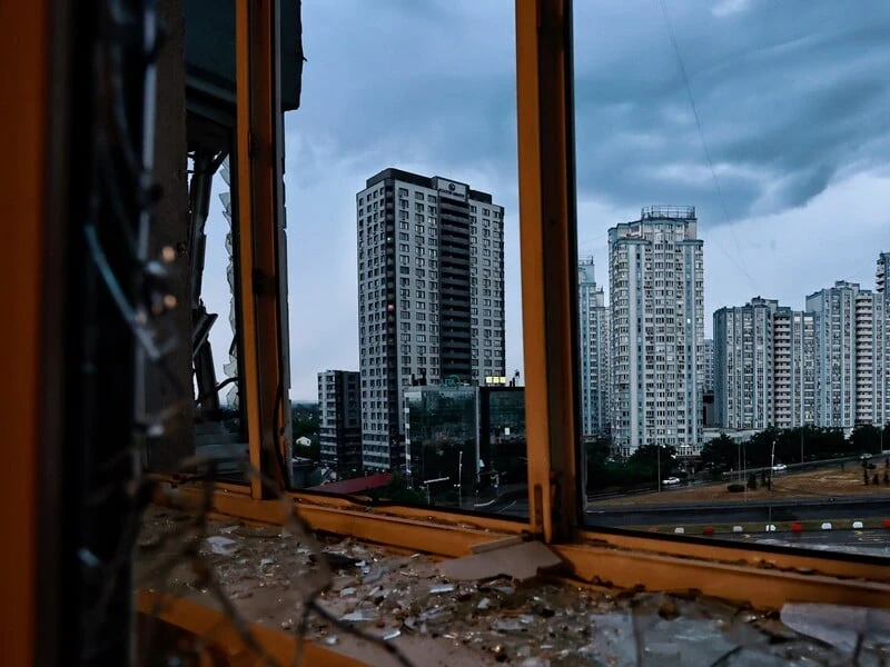 Під обстріл РФ потрапила житлова висотка в Києві, є поранені. Фото, відео