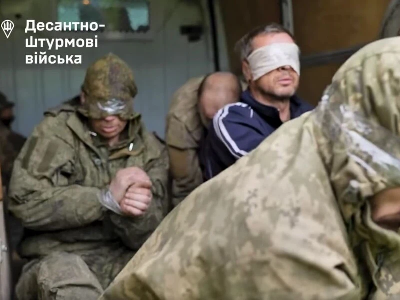 Українські десантники показали російських окупантів, яких узяли в полон у Курській області, серед них – москвич. Відео