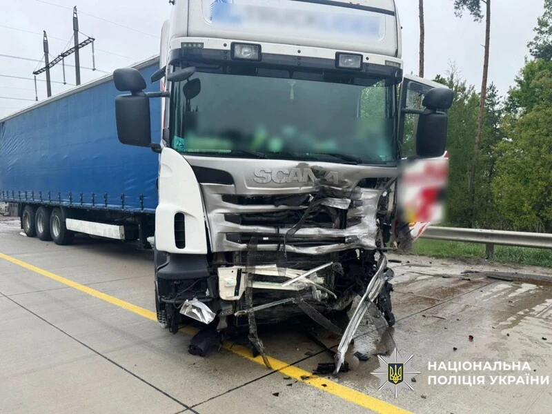 В Житомирській області сталося ДТП за участі вантажівки, загинули люди з легковика
