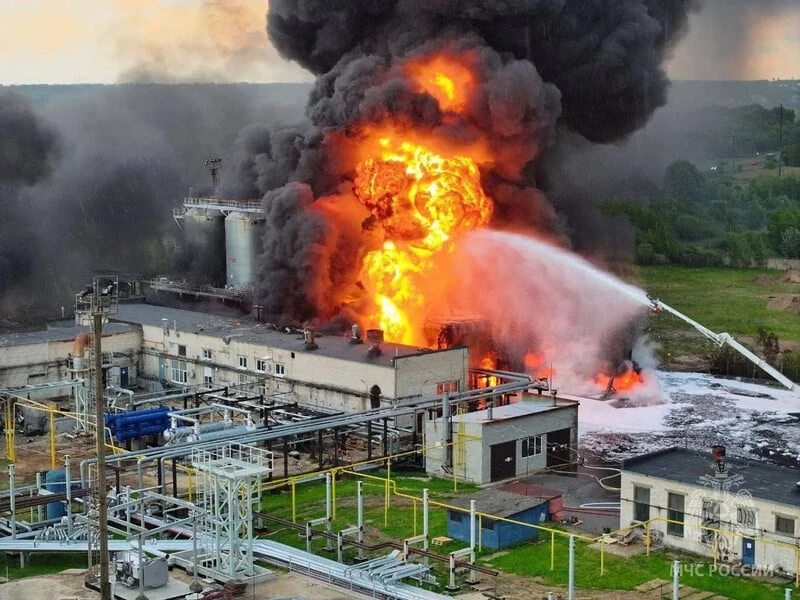 Після нальоту дронів у РФ горить великий нафтовий об'єкт 