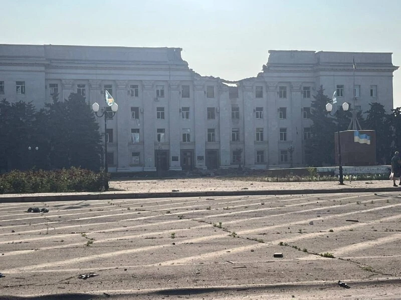 РФ масово обстріляла Херсон, багато руйнувань. Бомба рознесла частину ОВА. Фото