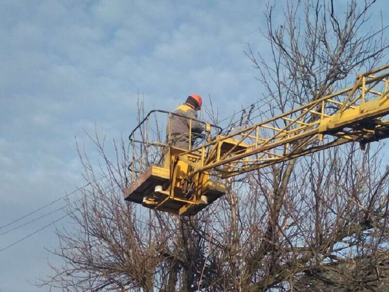 За день енергетики ДТЕК повернули світло понад 5 тис. родин після обстрілів