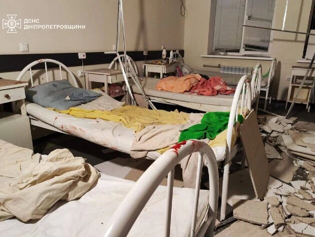 На Дніпропетровщені ракетним ударом зачепило пологовий будинок і дитячу лікарню. Двоє загиблих. Фото