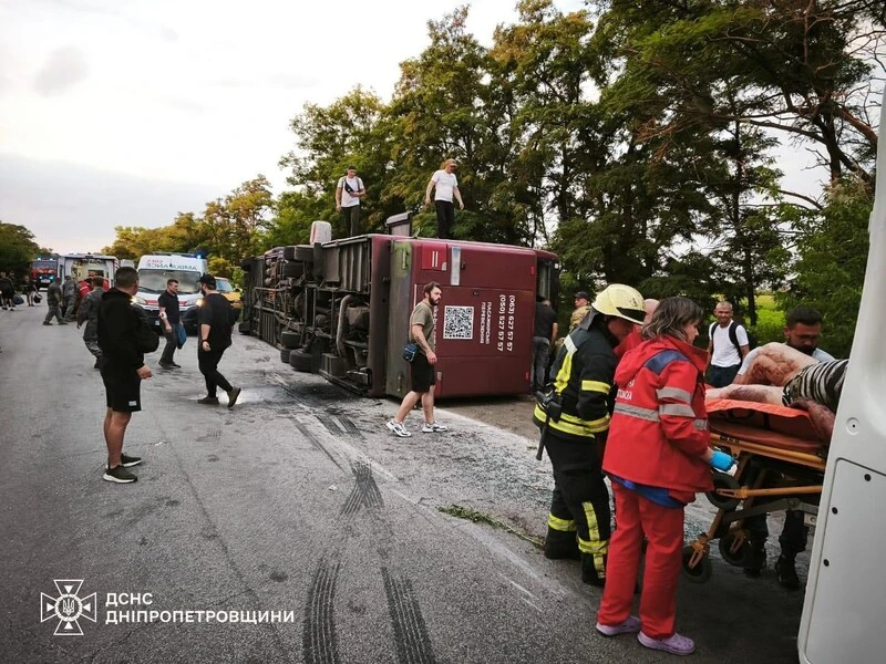 У Дніпропетровській області перекинувся двоповерховий автобус, є жертва й десятки поранених. Фото